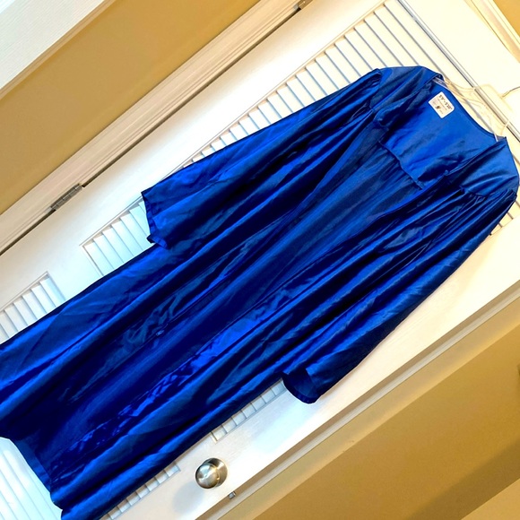 Graduation gown for height of 5 ft 9 inches to 5 ft 10 inches tall - Picture 2 of 5